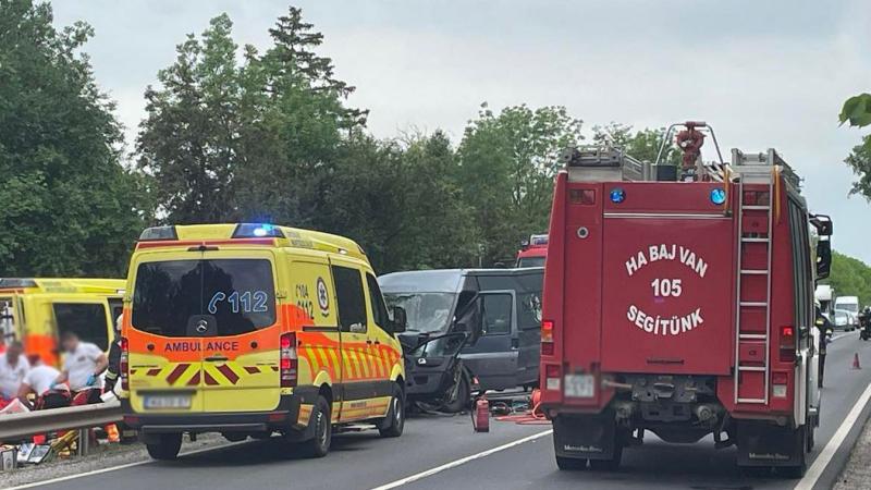 Képek és videók tanúsága szerint brutális frontális ütközés történt Besenyőtelek és Poroszló között.