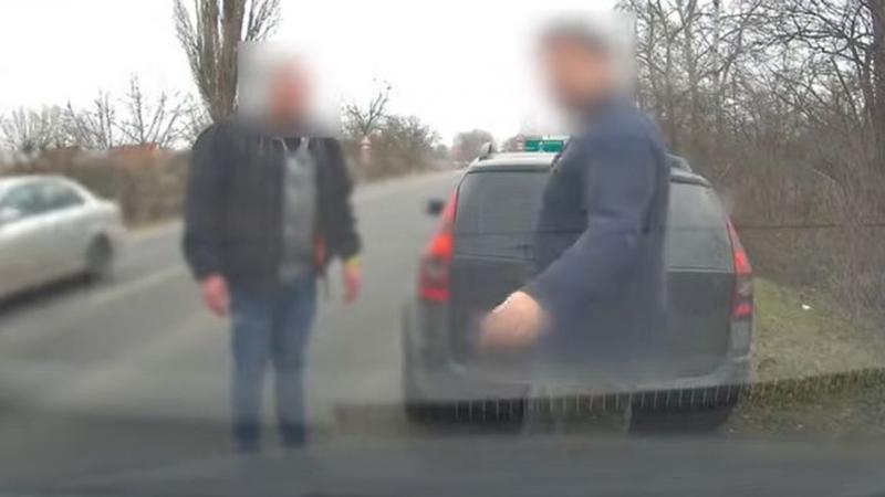 A kislány annyira fiatal volt még, hogy fogalma sem volt róla: apja szinte élet-halál küzdelmet vív értük a 4-es úton.