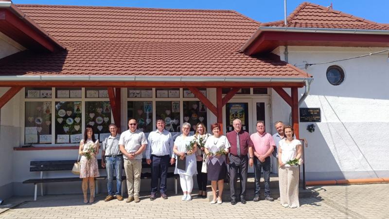 Kisapostagon ünnepélyesen megnyitották az iskola felújított épületét.