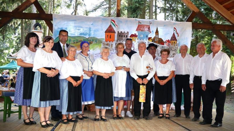 Különleges retró hangulatú falunapot tartottak Zalában, ahol a ringlis játék, a főzés és a véradás került a középpontba. A rendezvény színes programkínálattal várta az érdeklődőket, akik nemcsak a helyi ízeket kóstolhatták meg, hanem részt vehettek a közö