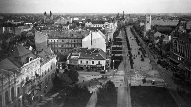 Fedezd fel Debrecent egy új szemszögből! Képzeld el, hogy az 1930-as évekbe utaztál, és a város egyes helyszíneit teljesen más képet mutatnak. A régi épületek, utcák és atmoszféra olyan élményt nyújtanak, amit ma már nem ismerhetnél fel. A színes fotók se