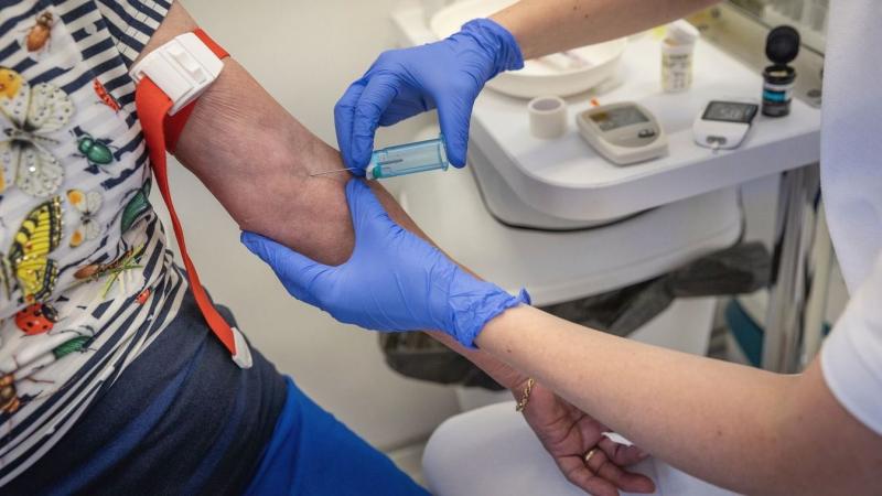 Ezen a hajdú-bihari településen a vérvételre való várakozási idő már több hónapra nyúlik, ami jelentős nehézséget okoz a helyiek számára.