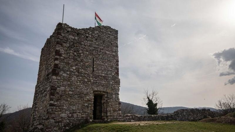 Bánd vára, e rejtélyes és lenyűgöző építmény, középkori múltjának sötét titkaival és mesebeli legendáival hívogatja a látogatókat. A vár a Bakony hegység ölelésében, festői környezetben helyezkedik el, ahol a természet szépsége és az emberi történelem tal