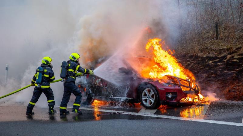 Teljesen leégett egy autó Simonfa és Bőszénfa között, ezért forgalmi korlátozások léptek életbe a környéken.