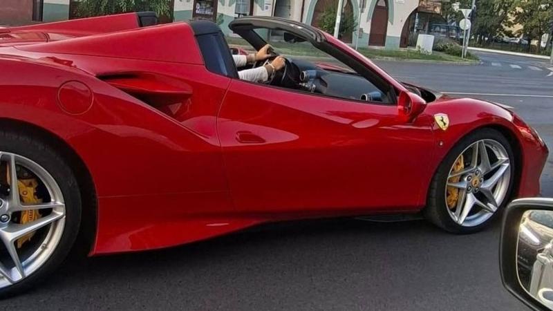 Debrecenben egy újabb Ferrari tűnt fel, és el sem fogod hinni, hol pörgette meg a motorját! Kép is készült az eseményről!