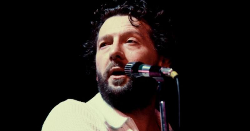 Jerry Lee Lewis élete a rock and roll megtestesülése volt: egyetlen zongorakíséret, vad energia és felejthetetlen pillanatok, amelyek örökre megváltoztatták a zenei tájat. A zene iránti szenvedélye és a színpadon tanúsított robbanékony előadásmódja olyan 