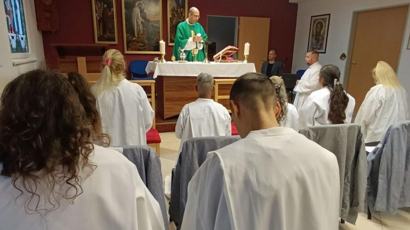Tiszta lappal: Keresztelő és bérmálás a szombathelyi börtön falai között

A szombathelyi börtön különleges eseménynek adott otthont, ahol a fogvatartottak számára egy új kezdet lehetősége bontakozott ki. A keresztelő és bérmálás szertartása nem csupán val