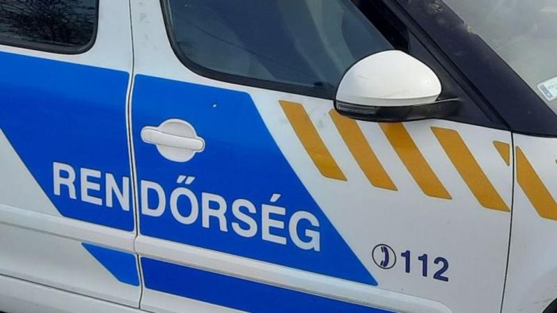 Emberségből jelesre vizsgáztak: kedves rendőrök nyújtottak segítséget egy idős bácsinak a 4-es főúton.