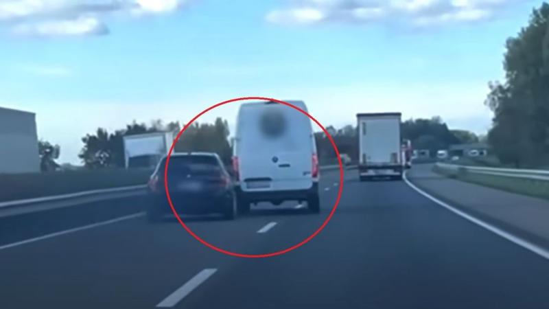 Az M1-es autópályán történt egy különös eset: leszorítás és hangos veszekedés zajlott, mindezt pedig egy kamera is megörökítette.