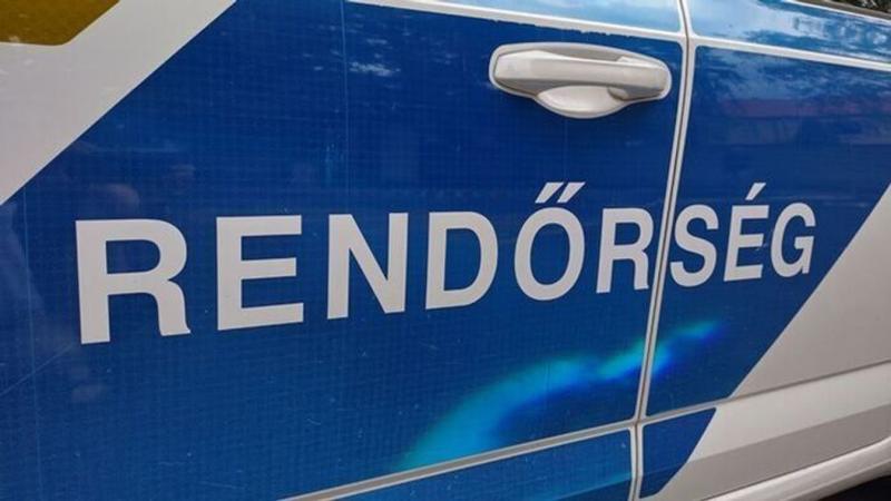 Figyelem! Az úton törmelék található - egy autó árokba borult.