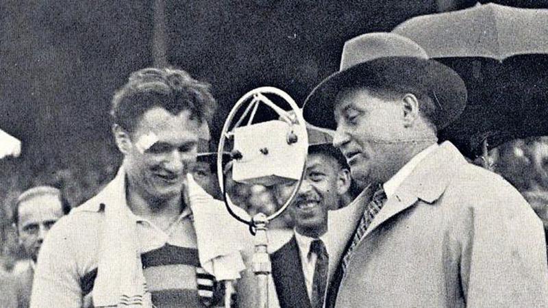 A magyar labdarúgás első lépései Tatáról indultak, és Pluhár István lenyűgöző életútja révén eljutottak az olimpiáig. Az ő igaz története a szenvedélyről, kitartásról és a sport iránti elkötelezettségről szól, amely nemcsak a pályán, hanem azon kívül is i