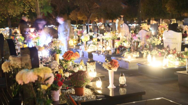 Fénylő gyertyák a halkan suttogó csendben – így ragyog a nyíregyházi temető Mindenszentek ünnepén (fotókkal és videóval)