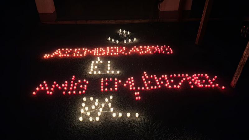 A battonyai közösség különleges mécsesfényekkel tisztelgett emlékek előtt, varázslatos látványt teremtve.