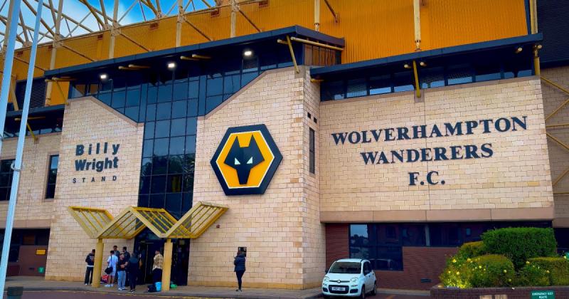 A klub irányítása belefáradt a folyamatos kudarcokba, így elkerülhetetlenné vált, hogy a Farkasok eddigi vezetőedzője távozzon posztjáról.