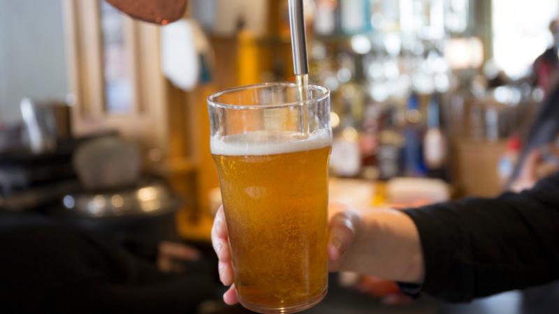 A magyarok sörvásárlási szokásai igencsak sajátosak: a boltokban valódi kalandok zajlanak. Az üzletek polcain sorakozó sörök között nemcsak márkák, hanem történetek is várnak felfedezésre. Az emberek nem csupán a kedvenc ízüket keresik, hanem a baráti bes