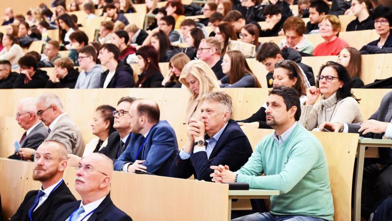 Világszerte elismert professzorok látogattak el Szolnokra, és a terem megtelt érdeklődőkkel.