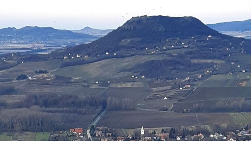 Fedezd fel az új tanösvényt a Balaton-felvidéken! Ez a különleges útvonal a Tóti-hegy csúcsához vezet, ahol lélegzetelállító panoráma és gazdag természeti élmények várnak rád. Élvezd a friss levegőt és a lenyűgöző tájat, miközben felfedezed a környék term