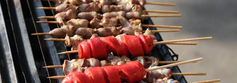 Karácsony közeledtével újra a figyelem középpontjába kerül az élelmiszerárak drámai emelkedése, ami sok magyar családot aggaszt. Az ünnepi készülődés mellett a pénztárcákra nehezedő nyomás miatt ismételten felmerülnek a kérdések: hogyan tudjuk majd megold