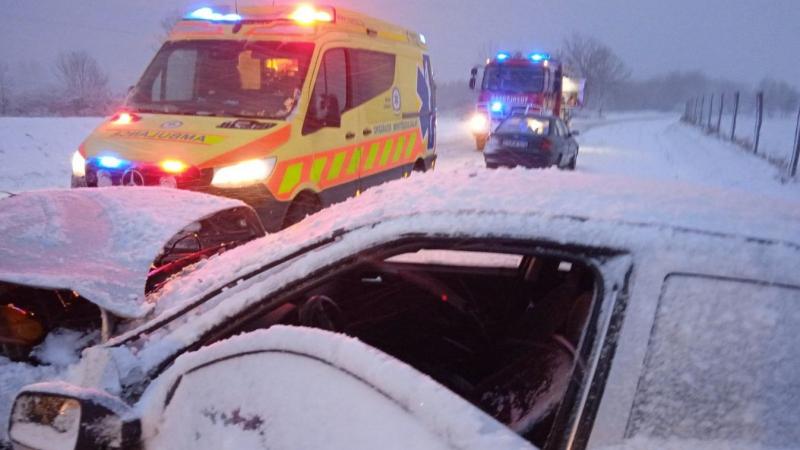 A hópihék csendes zuhanása alatt a világ egy különös, melankolikus szépségbe burkolózik. A lehullott hó árnyékában felsejlő gyászos pillanatok egy új dimenziót adnak a téli tájnak, ahol a csend beszél. A videón a hóval borított táj fenséges látványa, míg 