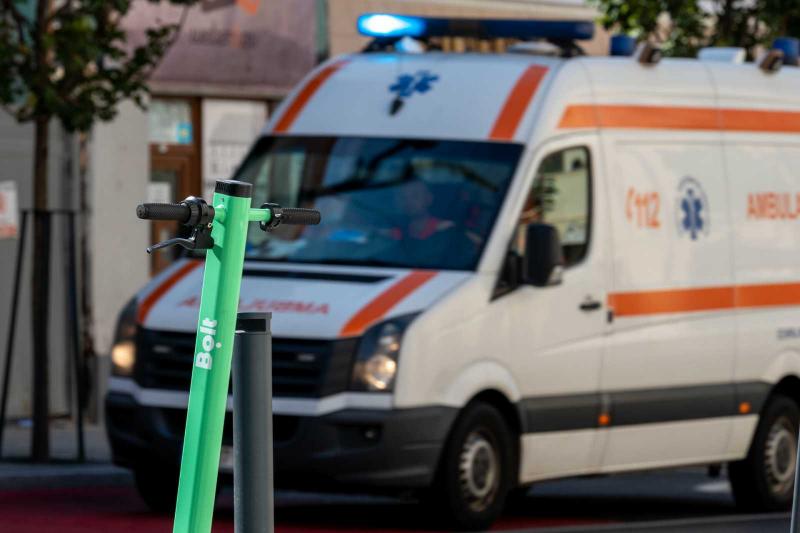 Egy erdélyi városban betiltották az elektromos rollerek használatát, ezzel új irányvonalat képviselve a közlekedési szabályozásban. A döntés mögött a közlekedésbiztonsági aggályok és a környezeti hatások csökkentésének szándéka áll. Az intézkedés felkelte