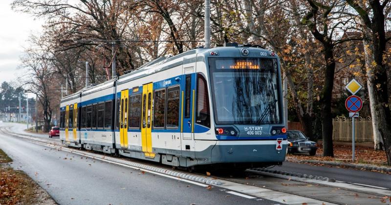 A véletlen baleset során egy rokkantkocsi meglepően erős ütést mért a tram-train ajtajára, így az váratlanul leszakadt.