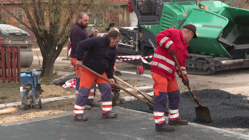 A ballószögi iskola utcáját hamarosan aszfaltréteg borítja majd.