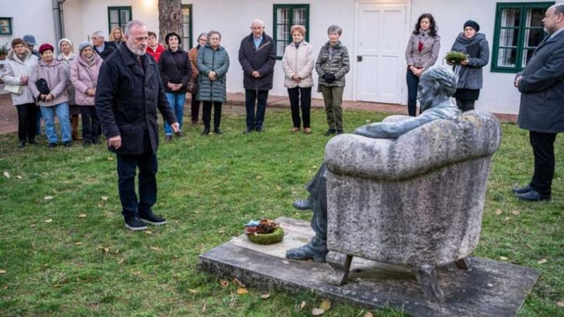 Babits Mihály életének minden szegmense mélyen összefonódik Szekszárd iránti elkötelezettségével, amely város a költő szívében különleges helyet foglalt el.