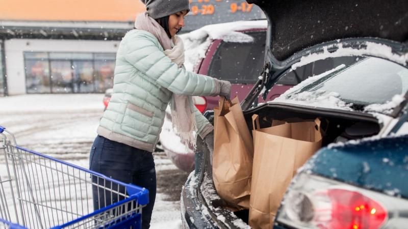 VEOL - Az áruházak parkolóit elárasztották a hamis adománygyűjtők.