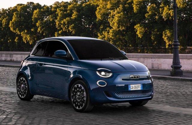 Tavares véleménye szerint a Fiat 500e elmaradó népszerűsége mögött a marketingesek hiányosságai állnak. Az autó értékesítése nem úgy alakul, ahogyan azt elvárták, és a szakember úgy látja, hogy a kommunikációs stratégiák nem elég hatékonyak ahhoz, hogy fe