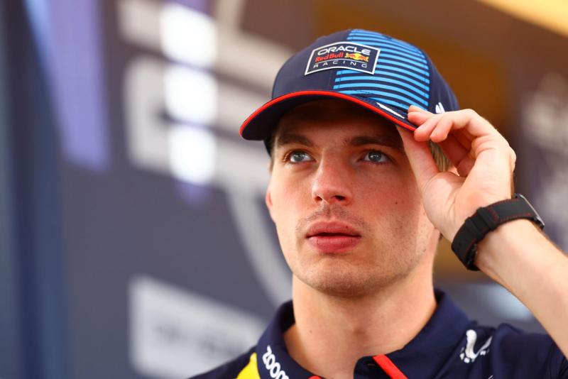 Verstappen Afrikába utazva kénytelen teljesíteni a káromkodás miatt kiszabott büntetését.