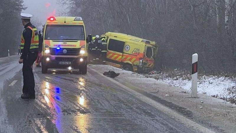 Egy mentőautó csúszott ki az árokba a csúszós úton, és több utas is megsérült az eset következtében.