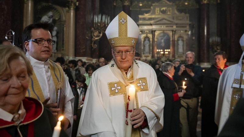 Erdő Péter: Az új pápa drámai kihívásokkal teli időszakra lép be

Erdő Péter hangsúlyozta, hogy a következő pápa különösen nehéz és drámai időszakban veszi át a vezetést. A keresztény közösségek előtt álló kihívások és a világ politikai, társadalmi feszül