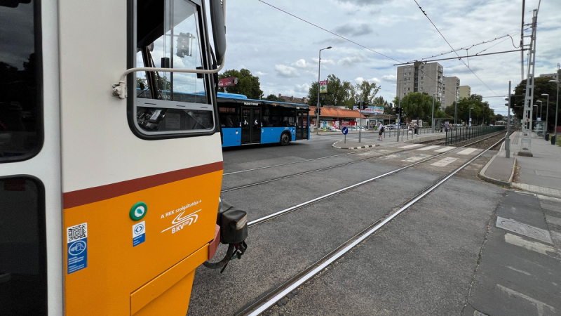 Friss hír érkezett: baleset történt, ezért a villamosok nem közlekednek.