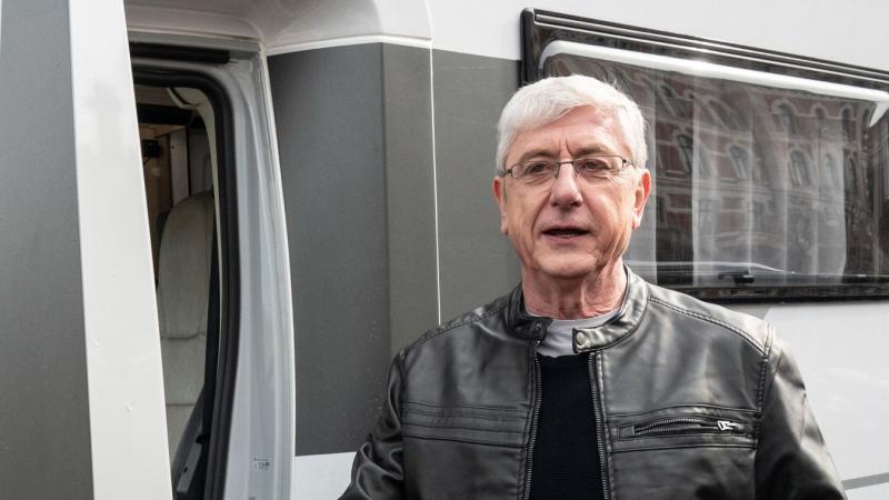 **Gyurcsány Ferenc: Az Út a Lemondásig - 1. Rész: A Mozgalmi Gyökerek és Kapcsolati Háló**

Gyurcsány Ferenc politikai pályafutásának kezdetei szorosan összefonódnak a magyarországi politikai mozgalmak világával. Fiatal éveiben aktívan részt vett különböz