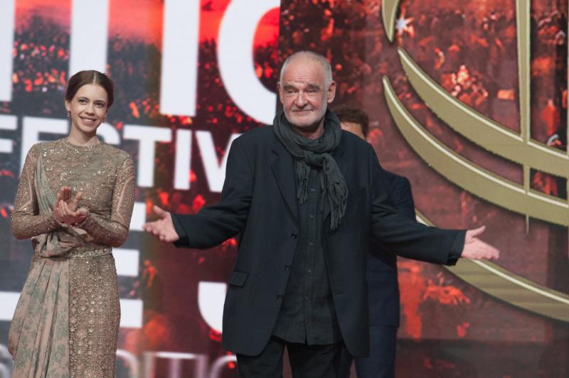 Tarr Béla, a magyar filmművészet kiemelkedő alakja, az idei Pride megnyitóbeszédében a szeretet, az elfogadás és az identitás fontosságára hívta fel a figyelmet. Szavaiban a művészet és a társadalmi változás szoros kapcsolatát hangsúlyozta, kiemelve, hogy