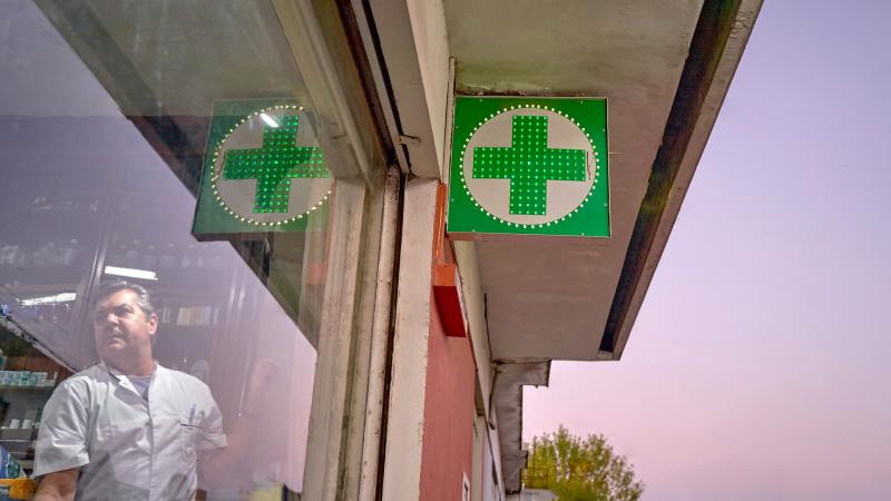 A legújabb árcsökkentő bejelentés hatására a patikák meglepetten reagáltak, és aggodalommal figyelik a helyzet alakulását.