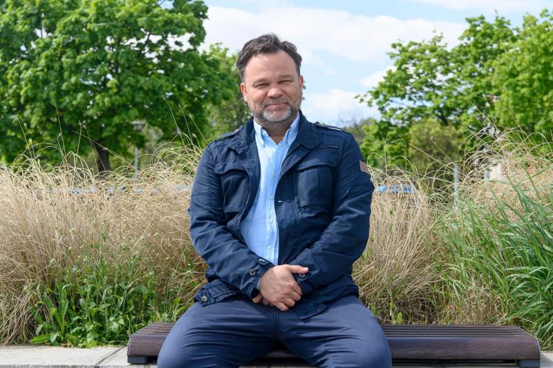 Farkasházy Aranyosi Péter szellemes megjegyzése szerint a humor és annak művelése olyan, mint a szex és a nőgyógyászat: mindkettő tele van izgalommal, de a gyakorlat és a tapasztalat különböző dimenziókat nyithat meg. A humor világában is éppen úgy szüksé