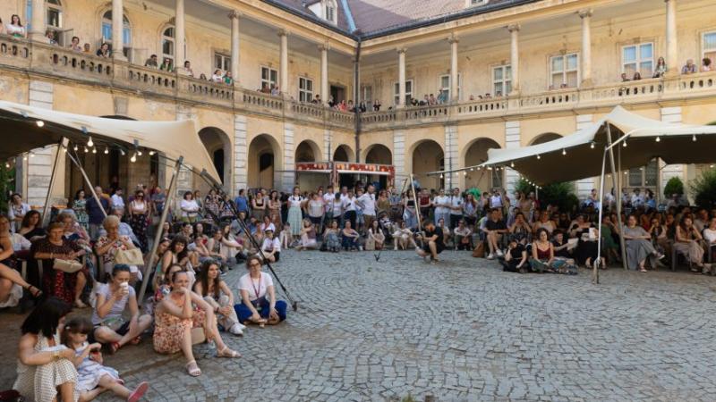 Kolozsvár egy könyvek által átszőtt várossá alakul, ahol a tudás és a kultúra lépésről lépésre formálja a mindennapokat.