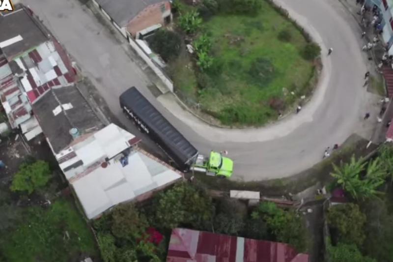 Kolumbiában egy olyan kamionversenyt szerveztek, ami bármely vidéki magyar falut felpezsdítene. Ez az esemény nem csupán a sebességről és az izgalomról szól, hanem a helyi kultúra színes bemutatásáról is, amely garantáltan feldobja a hangulatot és közössé