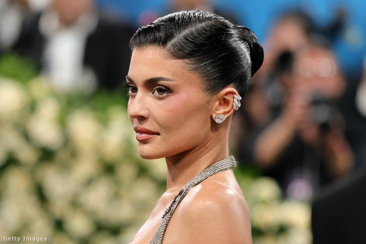 Kylie Jenner lenyűgöző, többmilliós értékű ruhakölteménybe bújtatta 7 éves kislányát.