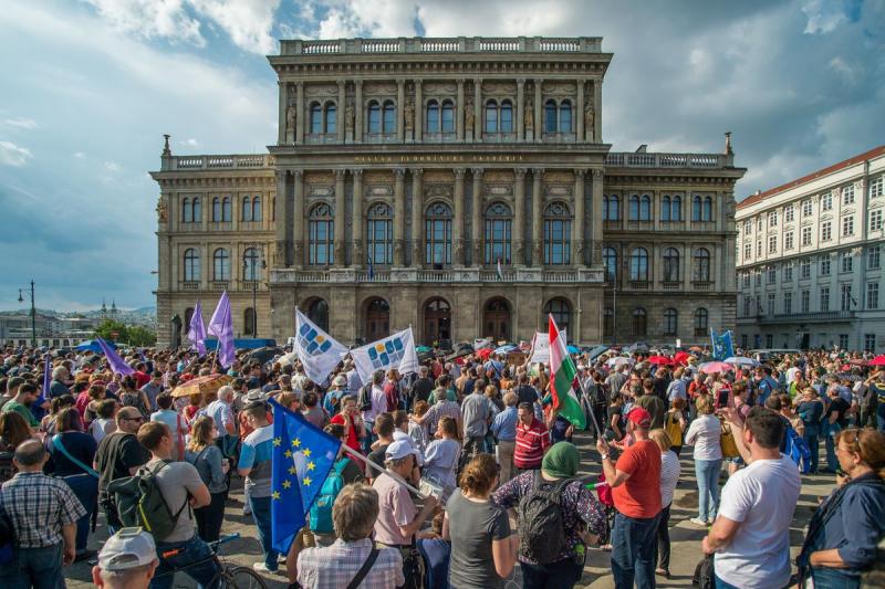 Az Akadémia ellenállása dacára a kormány döntése nyomán négy humán kutatási hálózat önállóságának megszüntetése valósult meg - számolt be a Librarius.hu.