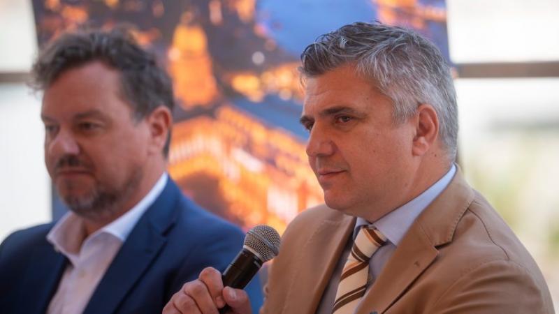 Dr. Vadász Dániel a debreceni Csokonai Nemzeti Színház igazgatóhelyetteseként vezeti a teátrum munkáját, irányítva a művészi és szervezési folyamatokat.