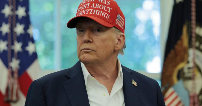 Donald Trump egy eseményen való megjelenésekor meglepő módon sminket viselt a kézfején, ami felkeltette a figyelmet. A politikai színtéren már megszokott, hogy különféle trükkökkel próbálják megformálni a közvélemény képet, de ez a lépés valóban különlege