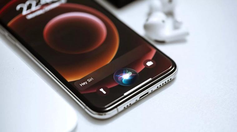 Az Apple a Google Geminivel együttműködve kísérletezik az új generációs Siri fejlesztésével.