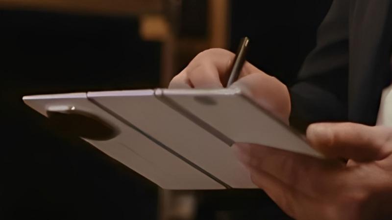 Egyetlen videóban megjelenik a Huawei, ahol az alkotó szórakoztató módon trollkodik, miközben egyfajta személyi kultuszt épít köré. A humor és a szatíra keverékével próbálja bemutatni, hogyan alakulhat ki egy cég körüli rajongás, miközben ironikusan refle