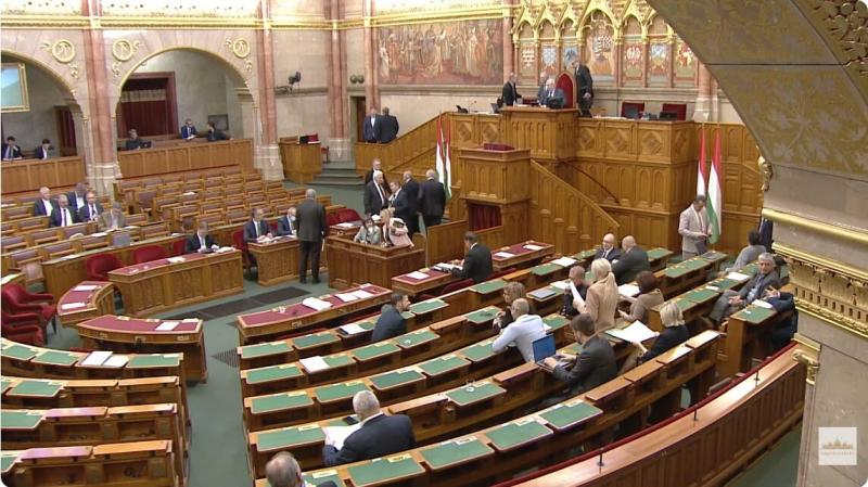 Úgy tűnik, mintha a háborúban az agresszor és az áldozat szerepei összekeveredtek volna. Az ukrán képviselő a parlamentben kifejezte üzenetét Orbánék felé is.