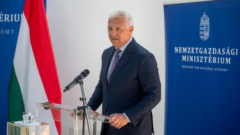 A hétfői naptól kezdődően csökkennek a fix 3 százalékos hitelek kamata, így a kölcsönzők kedvezőbb feltételekkel vehetik igénybe a pénzügyi termékeket.