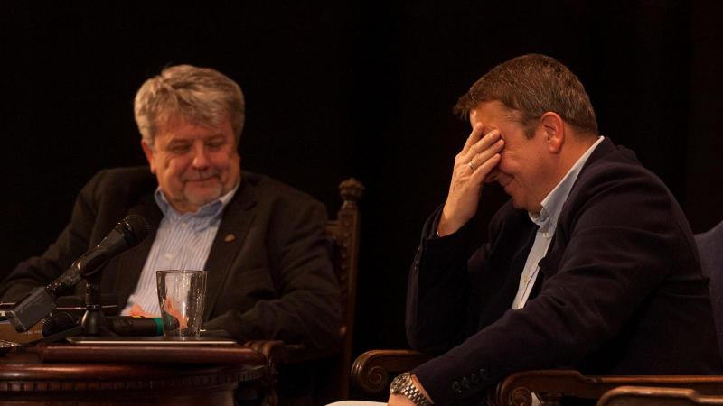 A CÖF-CÖKA által kiadott, 24 oldalas zsebkönyv célja, hogy összefoglalja az Orbán-kormány 16 évének legfontosabb eredményeit és hatásait. A könyv részletes elemzéseket, statisztikákat és példákat tartalmaz, amelyek bemutatják a kormány intézkedéseinek köv