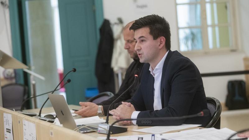 A Budavári Önkormányzat rendkívüli ülés keretein belül foglalkozik Gulyás Gergely Kristóf összeférhetetlenségi kérdésével.