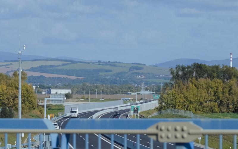 Az új kassai elkerülőút jelentős mértékben csökkenti a város forgalmát, azonban Kelet-Szlovákia autópálya-építési ütemezésében még mindig jelentős lemaradás tapasztalható.